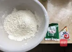 Illustration of how to make small gourd steamed buns 1