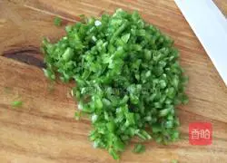 Illustration of how to make green pepper and pork dumplings 3