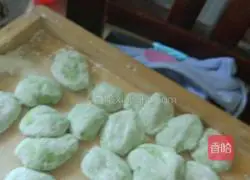 Illustration of making green dumplings with cabbage and meat 7