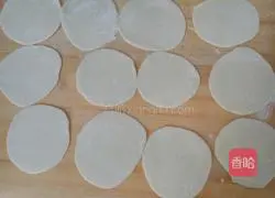 Illustration of how to make carrot and fungus dumplings 11