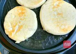 Illustration of how to make meat floss and salt and pepper dough cake 5