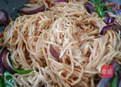 Illustration of how to make bacon and egg fried noodles 10