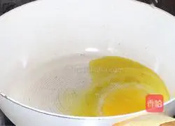 Illustration of how to make fried rice with chives and eggs 3