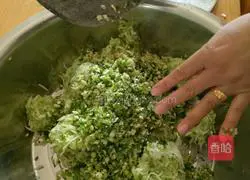 Illustration of how to make radish meat bun stuffing 4