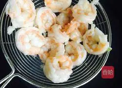 Illustration of how to make shrimp and egg fried rice 6