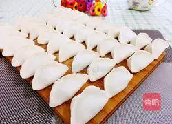 Illustration of how to make cabbage and pork dumplings 10