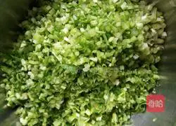 Illustration of how to make pork and celery stuffed dumplings 1