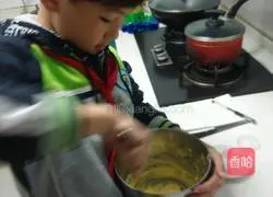 Illustration of how to make shortbread with custard and strawberry jam 2