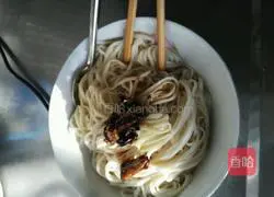 Illustration of how to make chicken noodles with oil 4
