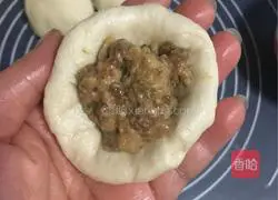 Fresh meat Illustration of how to make steamed buns 9