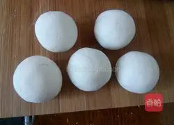Illustration of how to make sesame and pine nut glutinous rice balls 12