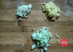 Illustration of how to make zucchini, egg and shrimp skin dumplings 5