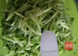 Illustration of how to make cucumber meat dumplings 3