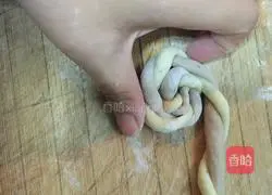 Illustration of how to make bangbang steamed buns 6