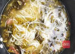Illustration of how to make pickled cabbage and beef rice noodles 11
