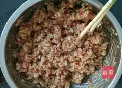 Illustration of how to make beef and pickled cabbage dumplings 5