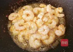 Illustration of how to make fried rice with shrimps 10