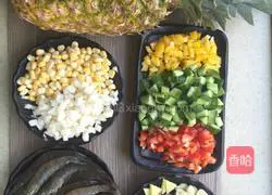 Illustration of how to make shrimp, meat and pineapple fried rice 1