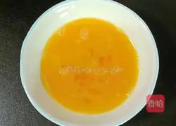 Illustration of how to make carrot, fungus, and egg fried rice 5