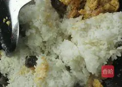 Illustration of how to make shrimp, beef and egg fried rice 3