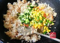 Illustration of how to make three-color egg fried rice 9