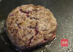 Illustration of how to make hamburger patties 10