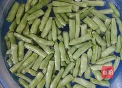 Illustration of how to make fried noodles with lentils and shrimps 1