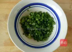 Illustration of how to make scallion oil layer cake 3