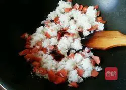 Illustration of how to make ham sausage fried rice 8