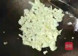 Illustration of how to make sweet and sour pineapple fried rice 8