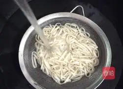 Illustration of how to make fried noodles with mung bean sprouts 2
