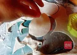 Illustration of how to roll dumpling wrappers 8