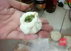 Illustration of how to make small bean and minced pork buns 11