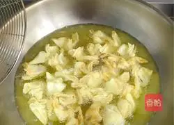 Illustration of how to make crispy wontons 7