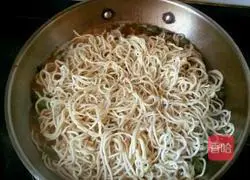 Illustration of how to make steamed beans and noodles 9