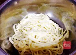 Tahini Illustration of how to make noodles 2