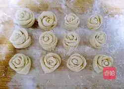 Illustration of how to make rose flower buns 4