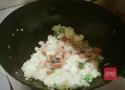 Illustration of how to make dragon fruit fried rice 7