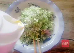 Illustration of how to make pork and green onion wontons 4