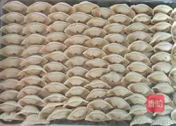 Illustration of how to make leek, egg and sesame dumplings 11