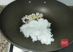 Illustration of how to make fried rice with peas and shrimps 6