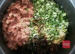 Illustration of how to make celery and pork dumplings 6