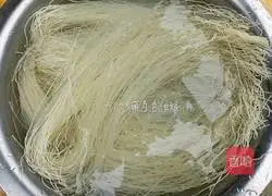 Illustration of how to make fried noodles with mung bean sprouts 3