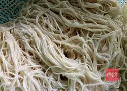 Illustration of how to make ham sausage thin noodles 4