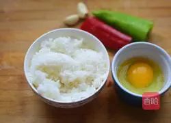 Fried rice with colored pepper and eggs Illustration of how to do it 1