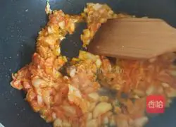 Illustration of how to make spicy cabbage fried rice 5