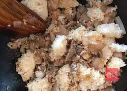 Illustration of how to make black pepper beef fried rice 6