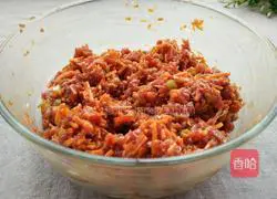 Illustration of how to make mutton and carrot dumpling stuffing 10