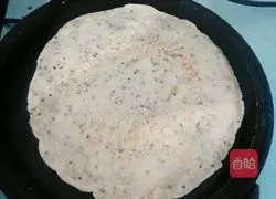 Illustration of how to roll ham sausage with egg pancake 7