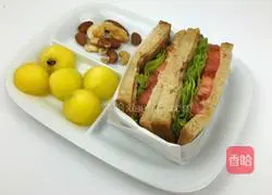 Illustration of how to make bacon lettuce and tomato sandwich 5